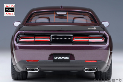 [Maßstab 1/18] Dodge Challenger R/T Scat Pack Shaker Widebody 2022 in Hellraisin von AUTOart Models 