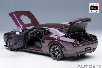 [Maßstab 1/18] Dodge Challenger R/T Scat Pack Shaker Widebody 2022 in Hellraisin von AUTOart Models 