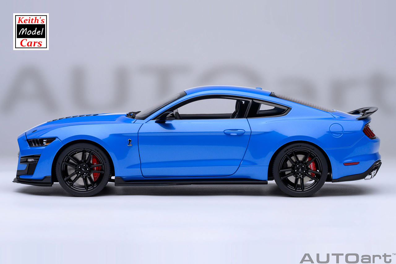 [Maßstab 1/18] Ford Mustang Shelby GT500 in Grabber Blue von AUTOart Models 