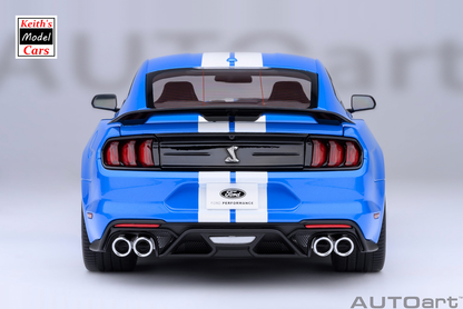 [Maßstab 1/18] Ford Mustang Shelby GT500 in Grabber Blue von AUTOart Models 