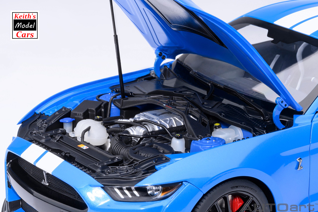 [Maßstab 1/18] Ford Mustang Shelby GT500 in Grabber Blue von AUTOart Models 