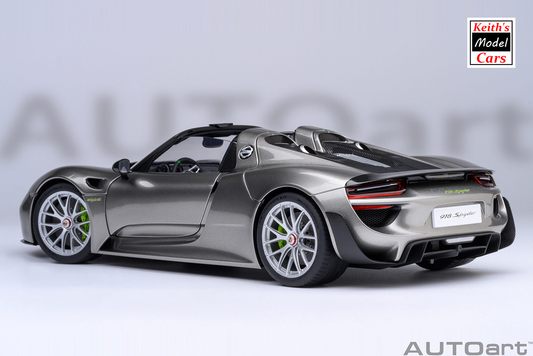 [Maßstab 1/18] Porsche 918 Spyder Weissach-Paket in Liquid Metal Silver von AUTOart Models 