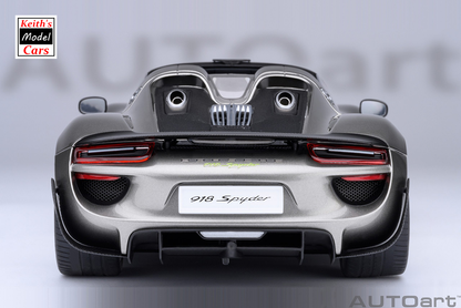 [Maßstab 1/18] Porsche 918 Spyder Weissach-Paket in Liquid Metal Silver von AUTOart Models 