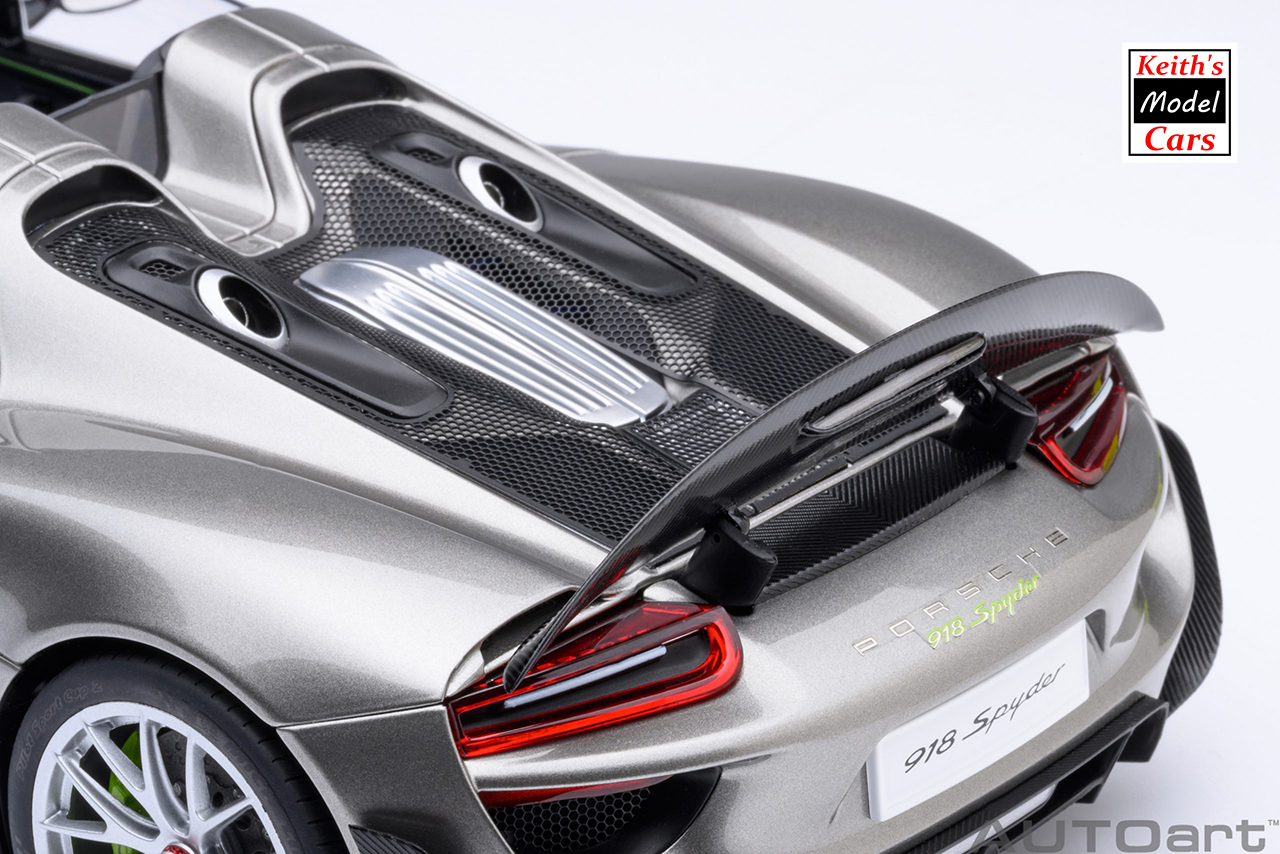 [Maßstab 1/18] Porsche 918 Spyder Weissach-Paket in Liquid Metal Silver von AUTOart Models 