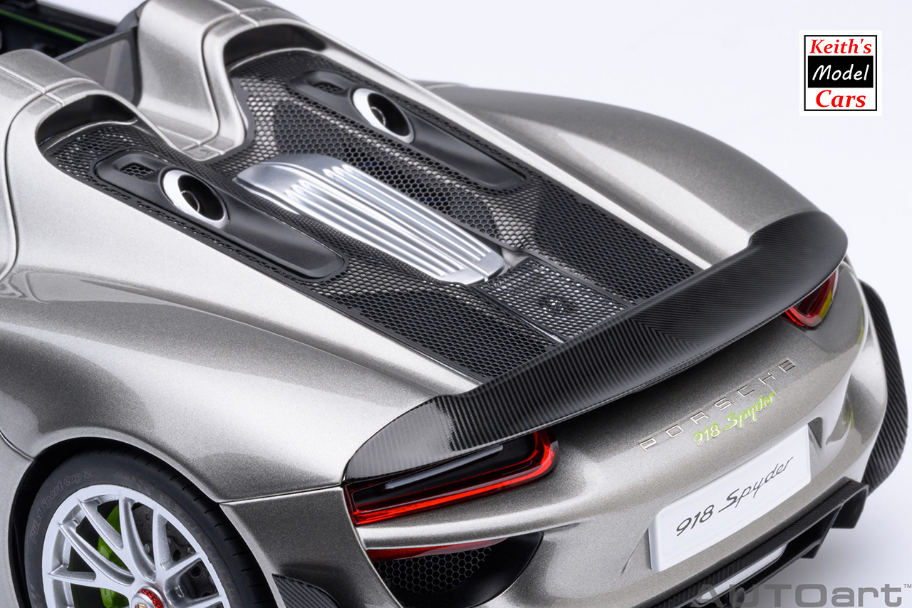 [Maßstab 1/18] Porsche 918 Spyder Weissach-Paket in Liquid Metal Silver von AUTOart Models 