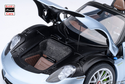 [Maßstab 1/18] Porsche 918 Spyder Weissach-Paket in Liquid Metal Blue Chrome von AUTOart Models 