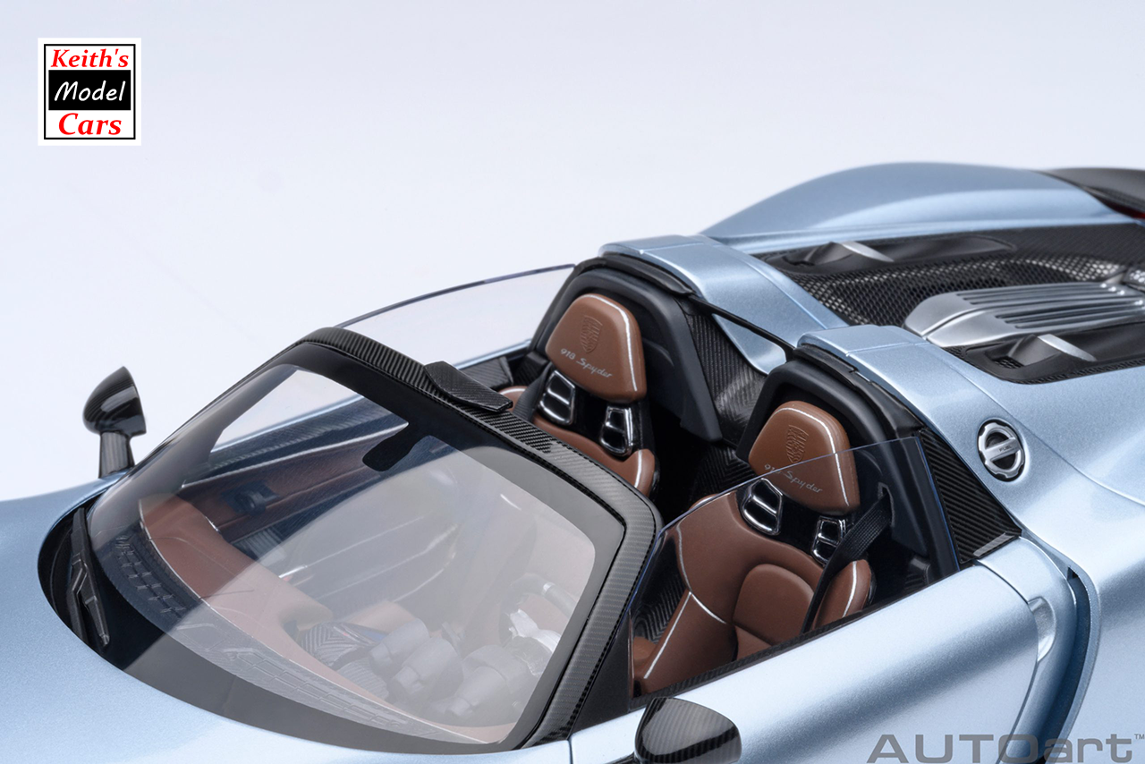 [Maßstab 1/18] Porsche 918 Spyder Weissach-Paket in Liquid Metal Blue Chrome von AUTOart Models 