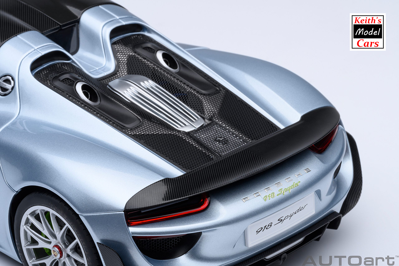 [Maßstab 1/18] Porsche 918 Spyder Weissach-Paket in Liquid Metal Blue Chrome von AUTOart Models 