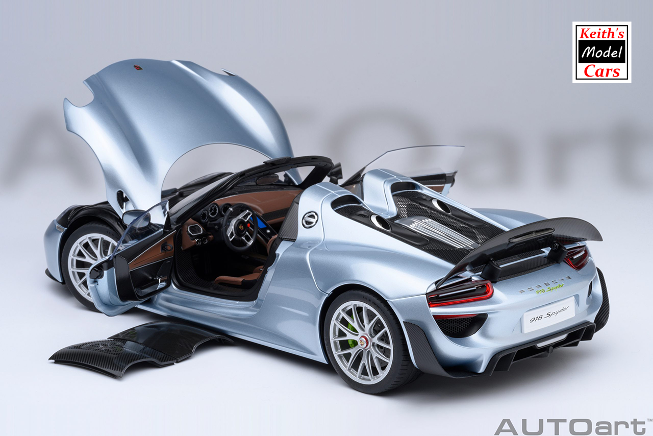 [Maßstab 1/18] Porsche 918 Spyder Weissach-Paket in Liquid Metal Blue Chrome von AUTOart Models 