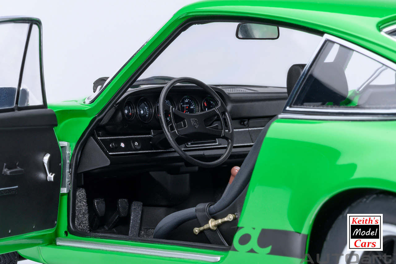[Maßstab 1/18] Porsche 911 Carrera 2.7 RS in Viperngrün mit schwarzen Streifen von AUTOart Models 