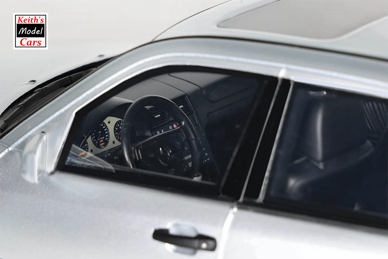 [Maßstab 1:18] Mercedes-Benz (W202) C36 AMG in Brillantsilber von OTTOmobile 