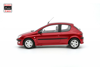 [Maßstab 1/18] Peugeot 206 S16 in Rouge Lucifer EKQ von OTTOmobile 