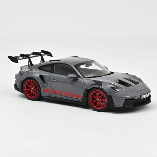 [Maßstab 1:18] 2021 Porsche 911 GT3 RS in Arktisgrau mit Pyro-Rot-Akzenten von Norev 