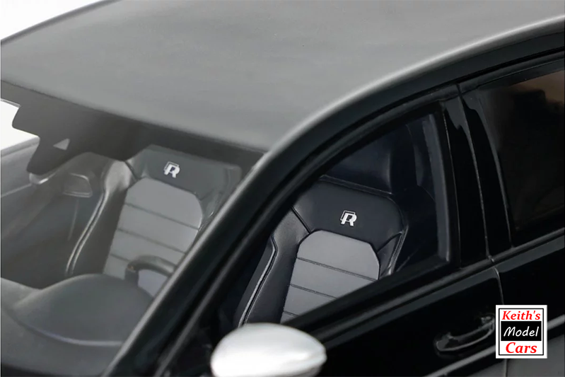 [Maßstab 1/18] Volkswagen Golf VII R (5 Türen) in Deep Black LC9X von OTTOmobile 