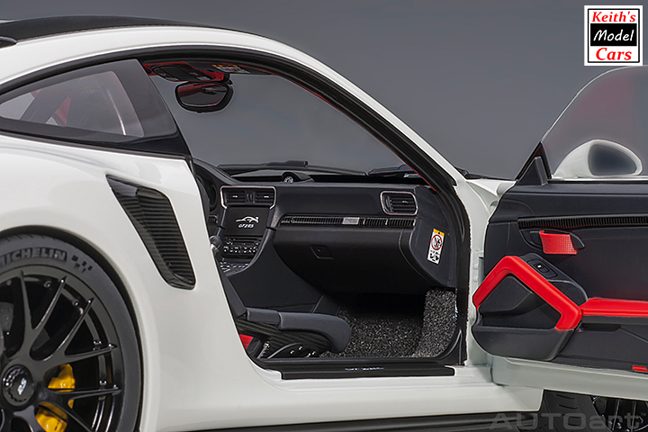 [Maßstab 1/18] Porsche 911 GT2 RS Weissach-Paket in Weiß von AUTOart Models 