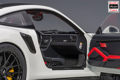 [Maßstab 1/18] Porsche 911 GT2 RS Weissach-Paket in Weiß von AUTOart Models 