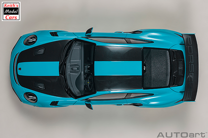 [Maßstab 1:18] Porsche 911 GT2 RS Weissach-Paket in Miami Blue von AUTOart Models 