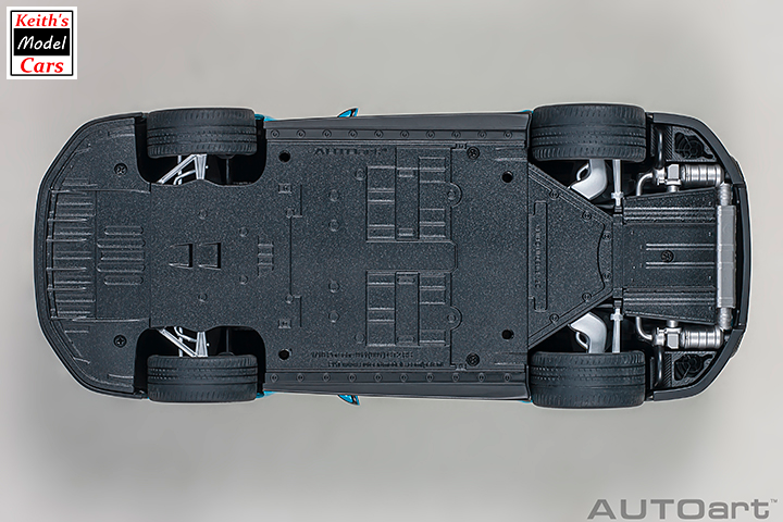 [Maßstab 1:18] Porsche 911 GT2 RS Weissach-Paket in Miami Blue von AUTOart Models 