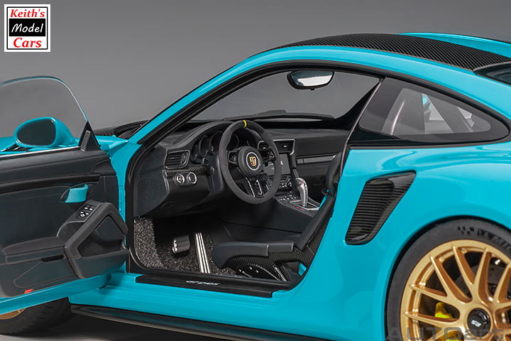 [Maßstab 1:18] Porsche 911 GT2 RS Weissach-Paket in Miami Blue von AUTOart Models 