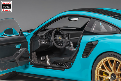 [Maßstab 1:18] Porsche 911 GT2 RS Weissach-Paket in Miami Blue von AUTOart Models 