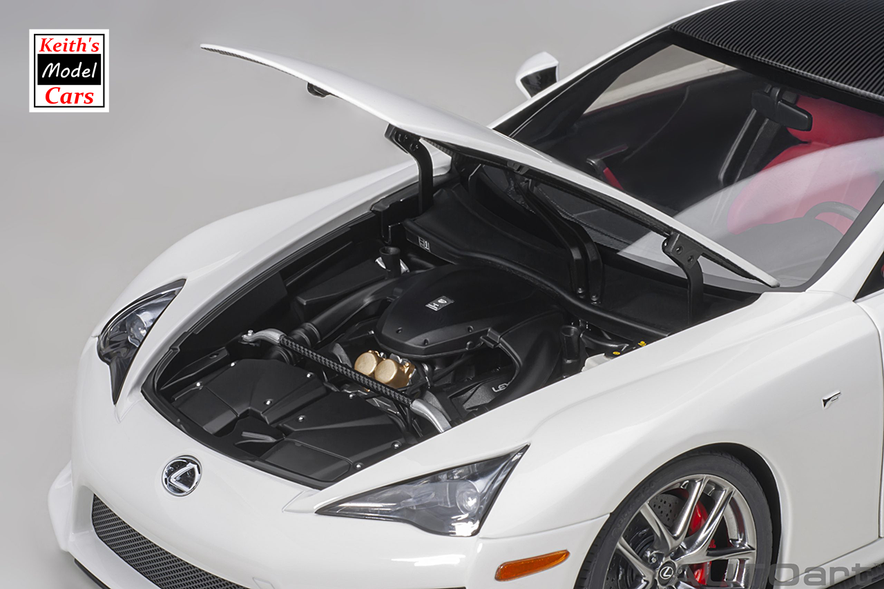 [Maßstab 1/18] Lexus LFA in Whitest White/Black Carbon von AUTOart Models 