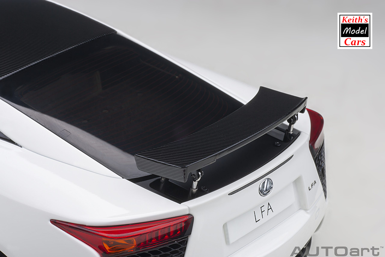 [Maßstab 1/18] Lexus LFA in Whitest White/Black Carbon von AUTOart Models 