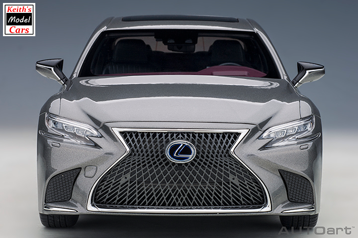 [Maßstab 1/18] Lexus LS 500h in Manganglanz-Metallic mit karminroter und schwarzer Innenausstattung von AUTOart Models 