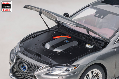 [Maßstab 1/18] Lexus LS 500h in Manganglanz-Metallic mit karminroter und schwarzer Innenausstattung von AUTOart Models 