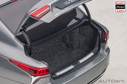 [Maßstab 1/18] Lexus LS 500h in Manganglanz-Metallic mit karminroter und schwarzer Innenausstattung von AUTOart Models 