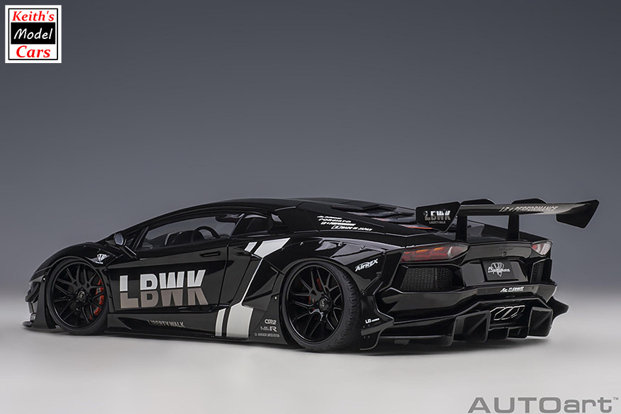 [Maßstab 1/18] Liberty Walk LB-WORKS Lamborghini Aventador Limited Edition in Schwarz mit Carbon Black-Motorhaube von AUTOart Models 