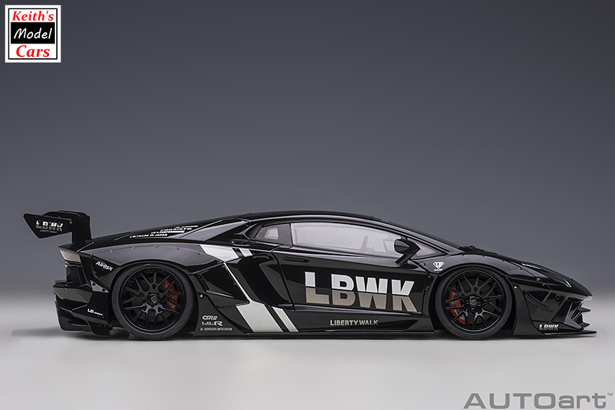 [Maßstab 1/18] Liberty Walk LB-WORKS Lamborghini Aventador Limited Edition in Schwarz mit Carbon Black-Motorhaube von AUTOart Models 
