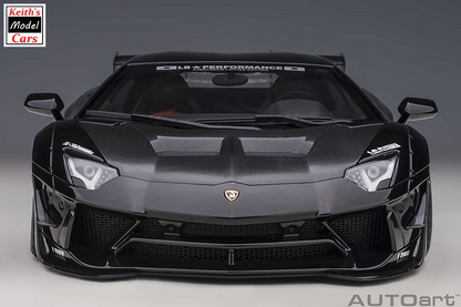 [Maßstab 1/18] Liberty Walk LB-WORKS Lamborghini Aventador Limited Edition in Schwarz mit Carbon Black-Motorhaube von AUTOart Models 
