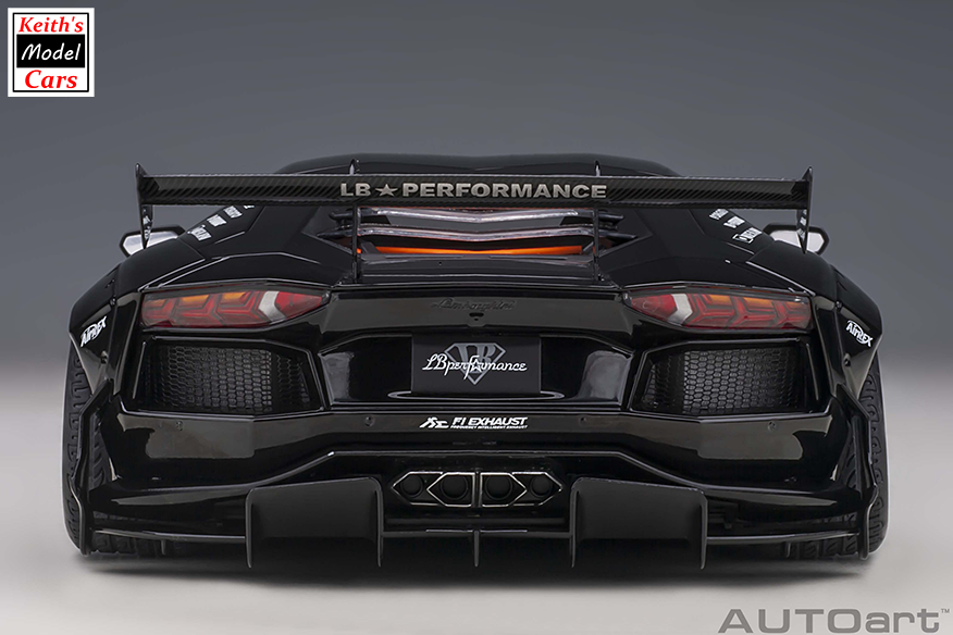 [Maßstab 1/18] Liberty Walk LB-WORKS Lamborghini Aventador Limited Edition in Schwarz mit Carbon Black-Motorhaube von AUTOart Models 