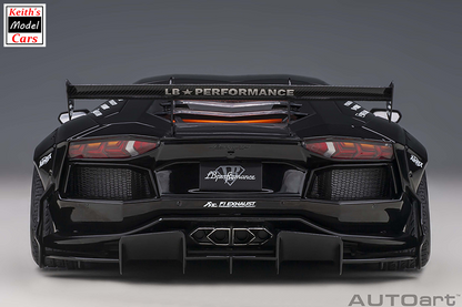 [Maßstab 1/18] Liberty Walk LB-WORKS Lamborghini Aventador Limited Edition in Schwarz mit Carbon Black-Motorhaube von AUTOart Models 