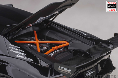 [Maßstab 1/18] Liberty Walk LB-WORKS Lamborghini Aventador Limited Edition in Schwarz mit Carbon Black-Motorhaube von AUTOart Models 